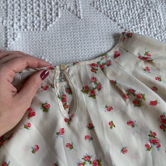 Lauren Conrad women’s size medium ivory floral cap sleeve blouse with bow detail - Picture 9 of 9
